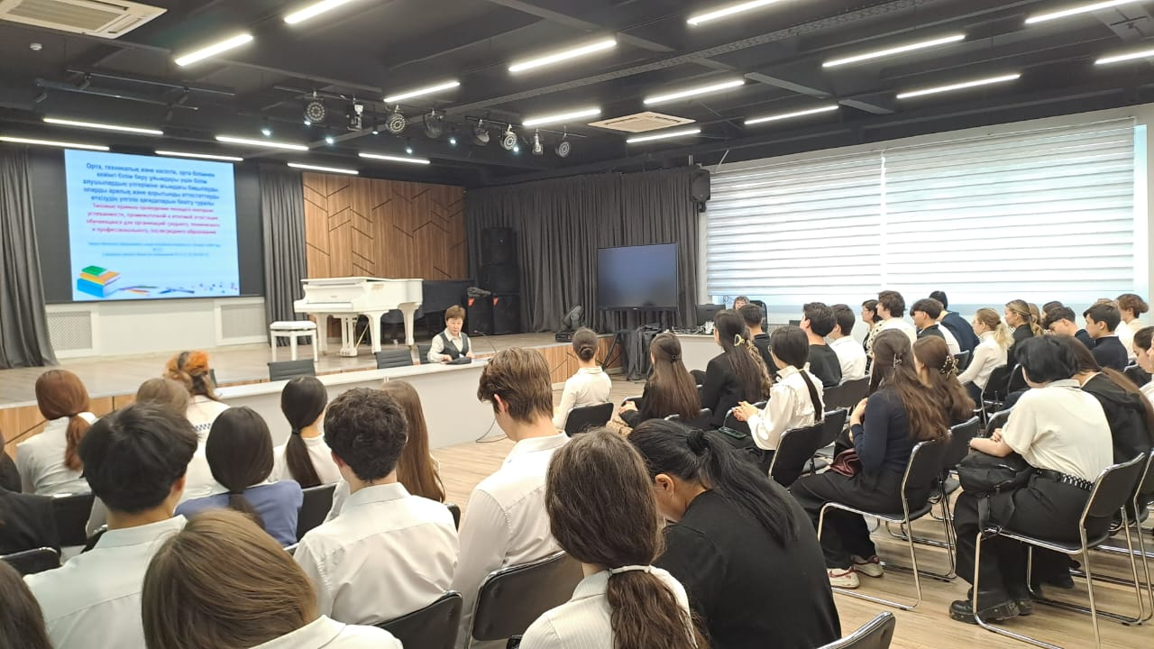 Сегодня,24 февраля 2025 года заместитель директора по УР Аратай Л.Б. для учащихся 11-х классов  проводила разъяснительную работу по итоговой аттестаци